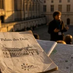 Journée du patrimoine Dijon : guide et plan du Palais des Ducs, livret sur cour pavée.