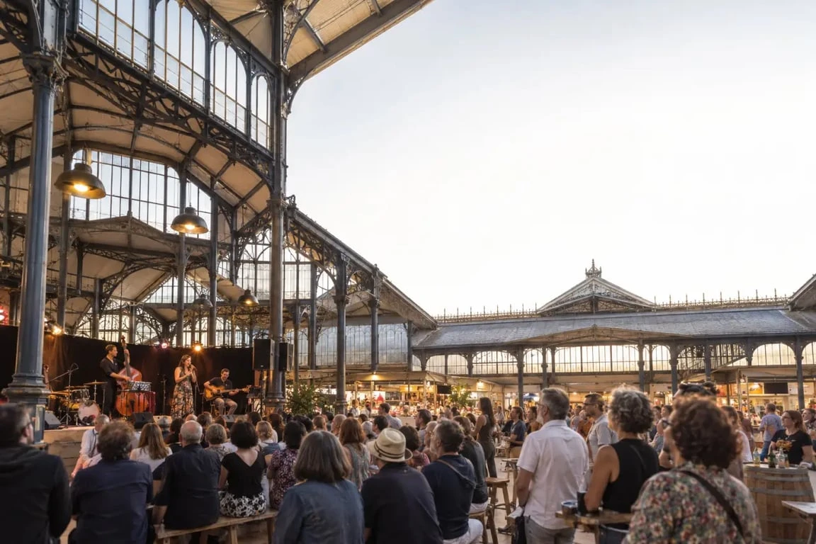 Music’Halles Dijon sous les Halles centrales pendant un concert estival