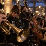 Music halles dijon : trois musiciens sous les Halles de Dijon, trompette, accordéon et contrebasse