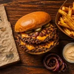 Smash burger dijon double au cheddar, cornichons et frites
